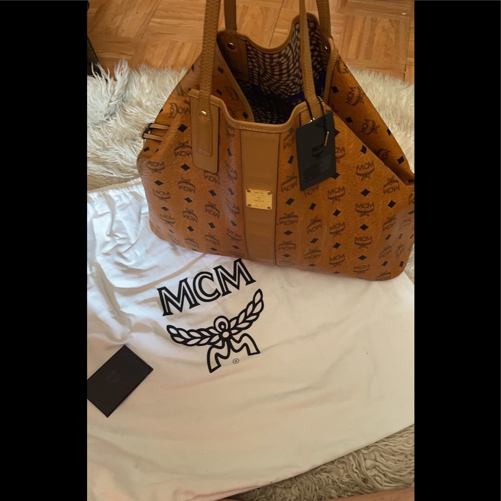 Mcm large tote doesn’t come with small bag has dust bag and tags